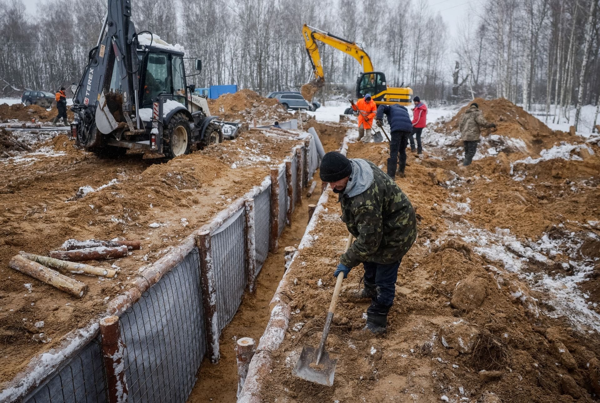 Quân đội Ukraine dựng rào chắn "răng rồng", đào hào và chuyển sang phòng thủ giữa tuyết trắng xóa- Ảnh 5.