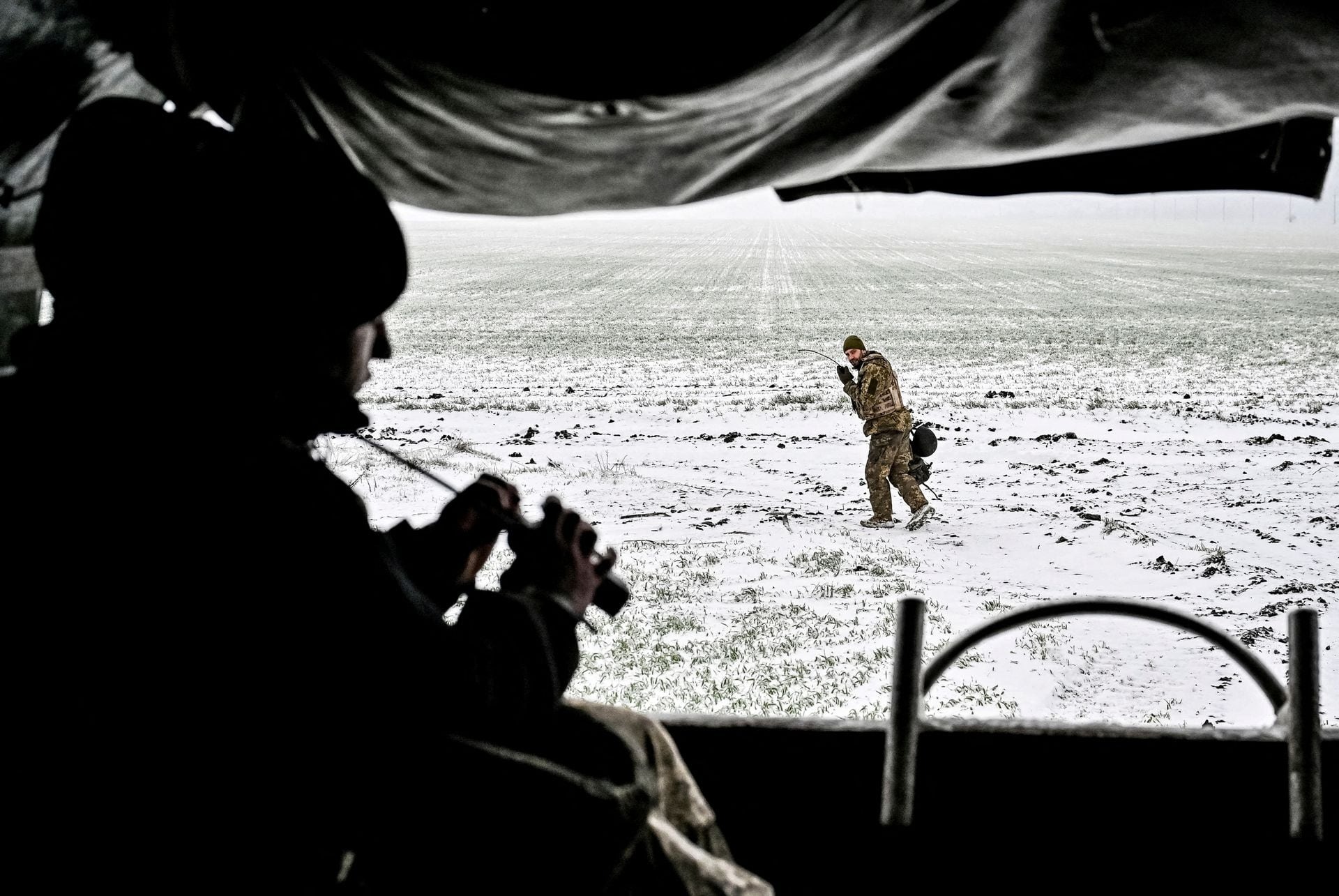 Quân đội Ukraine dựng rào chắn "răng rồng", đào hào và chuyển sang phòng thủ giữa tuyết trắng xóa- Ảnh 6.