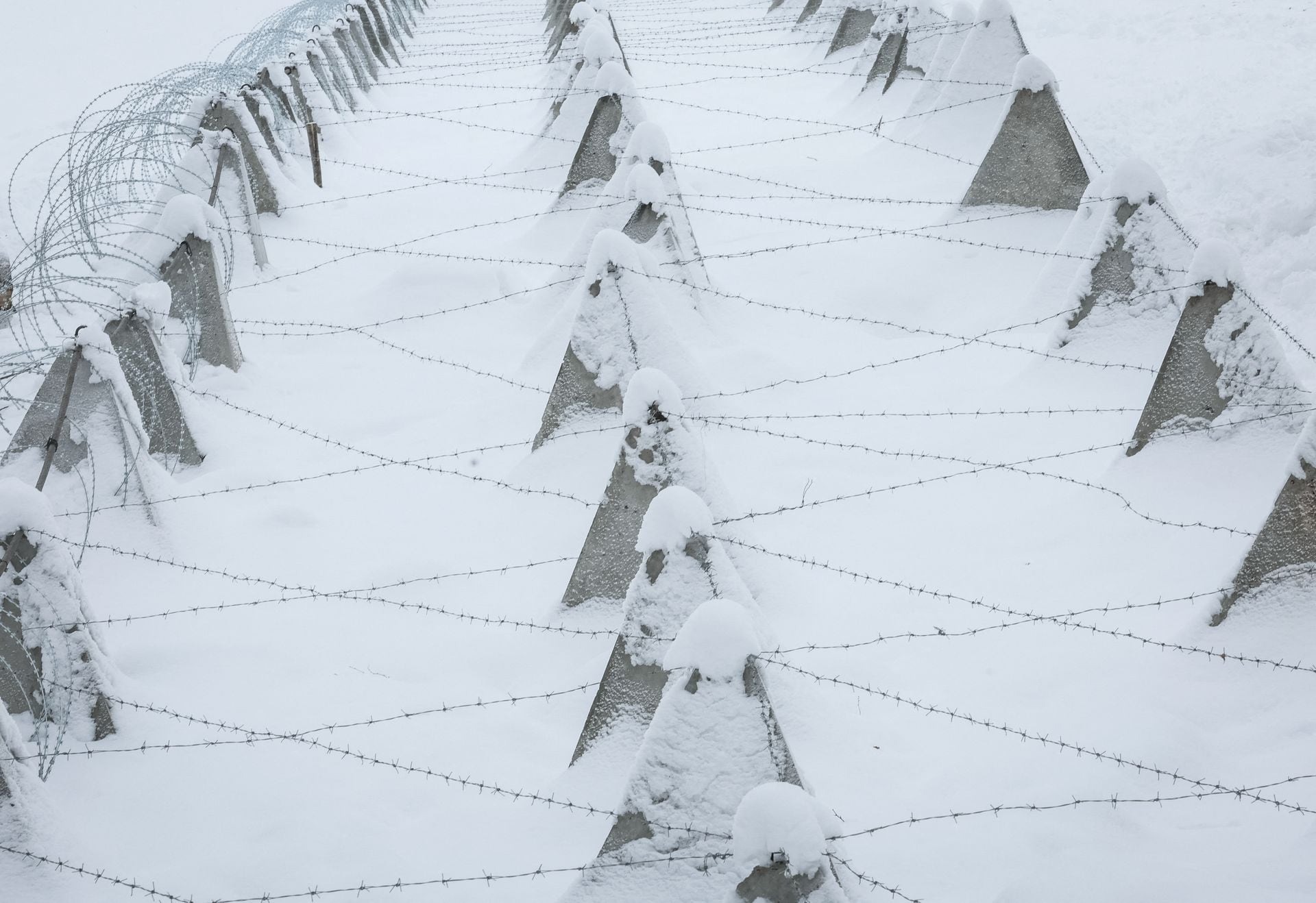 Quân đội Ukraine dựng rào chắn "răng rồng", đào hào và chuyển sang phòng thủ giữa tuyết trắng xóa- Ảnh 7.