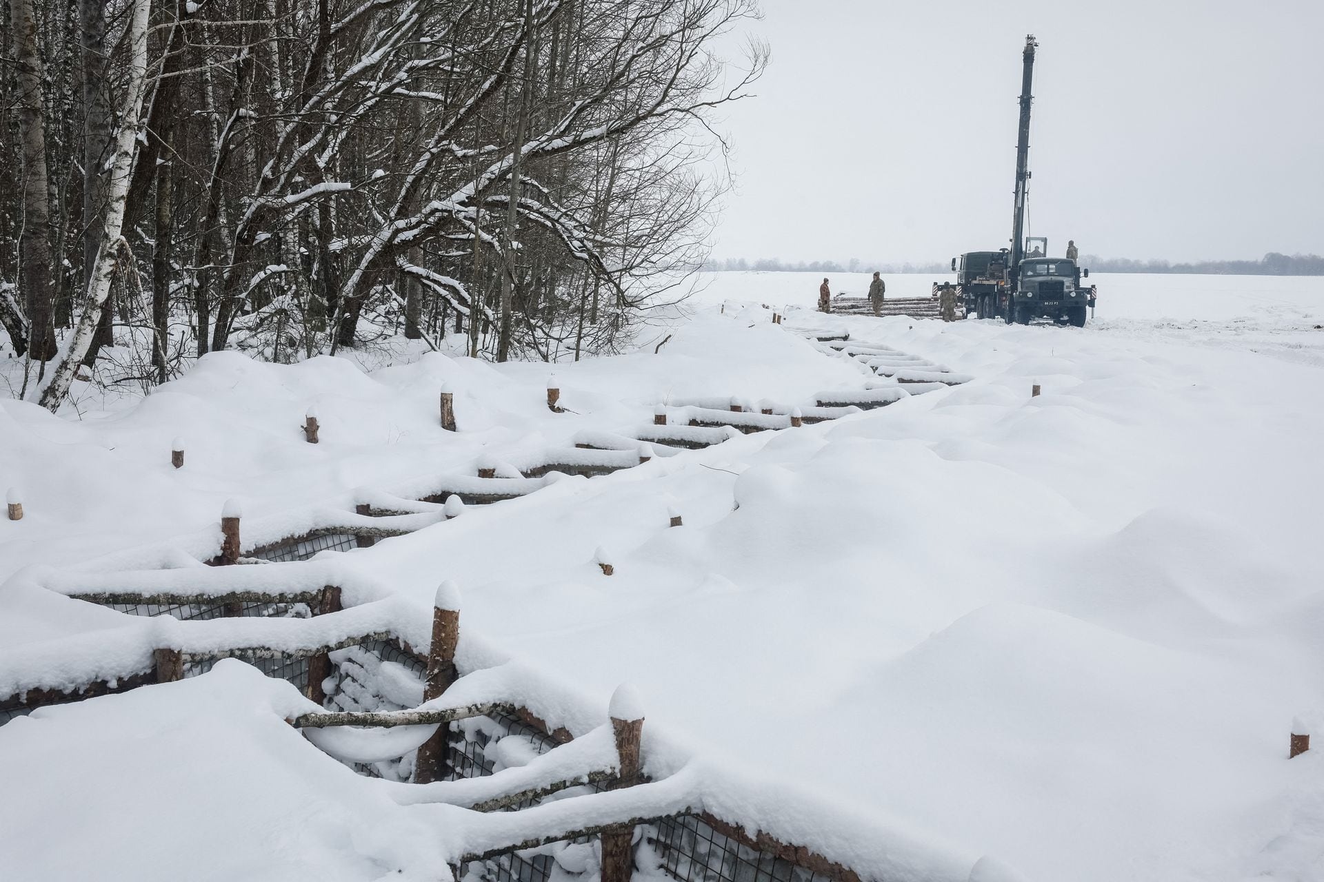 Quân đội Ukraine dựng rào chắn "răng rồng", đào hào và chuyển sang phòng thủ giữa tuyết trắng xóa- Ảnh 8.