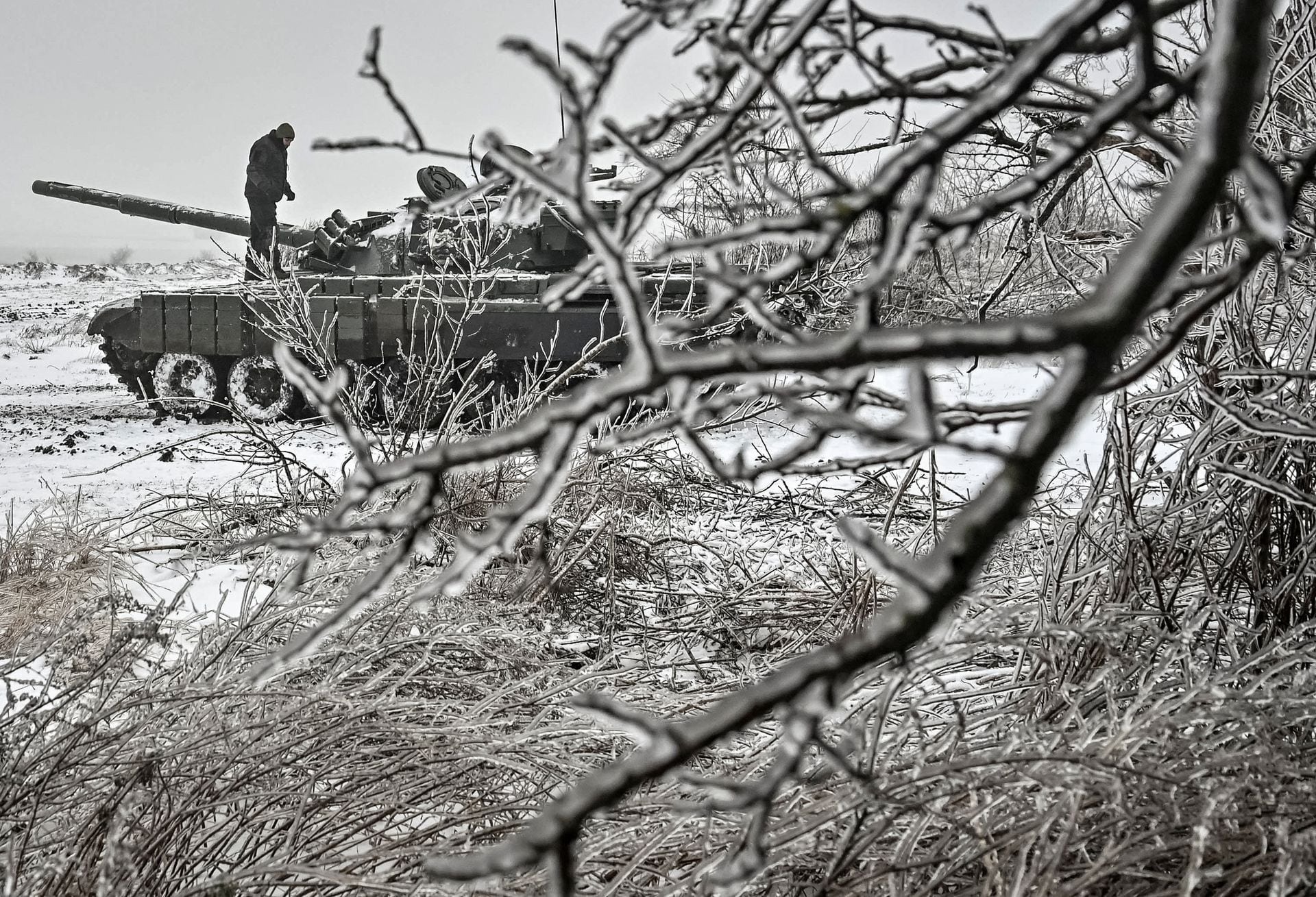 Quân đội Ukraine dựng rào chắn "răng rồng", đào hào và chuyển sang phòng thủ giữa tuyết trắng xóa- Ảnh 9.
