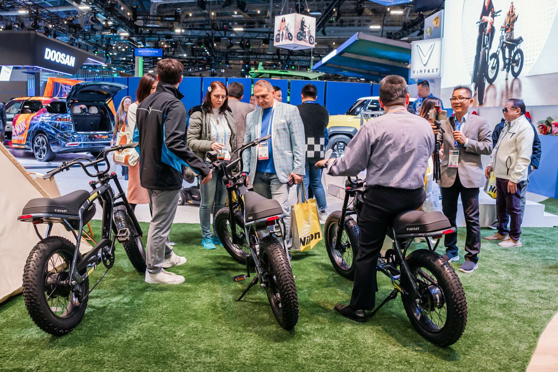Khách Mỹ thích thú trải nghiệm xe đạp điện DrgnFly của VinFast- Ảnh 1.