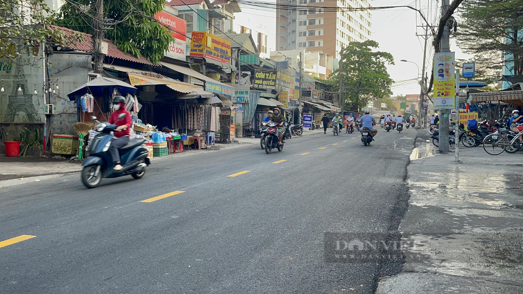 Một con đường chi chít ổ voi, ổ gà được sửa chữa trước Tết phục vụ người dân ở TP.HCM- Ảnh 3.