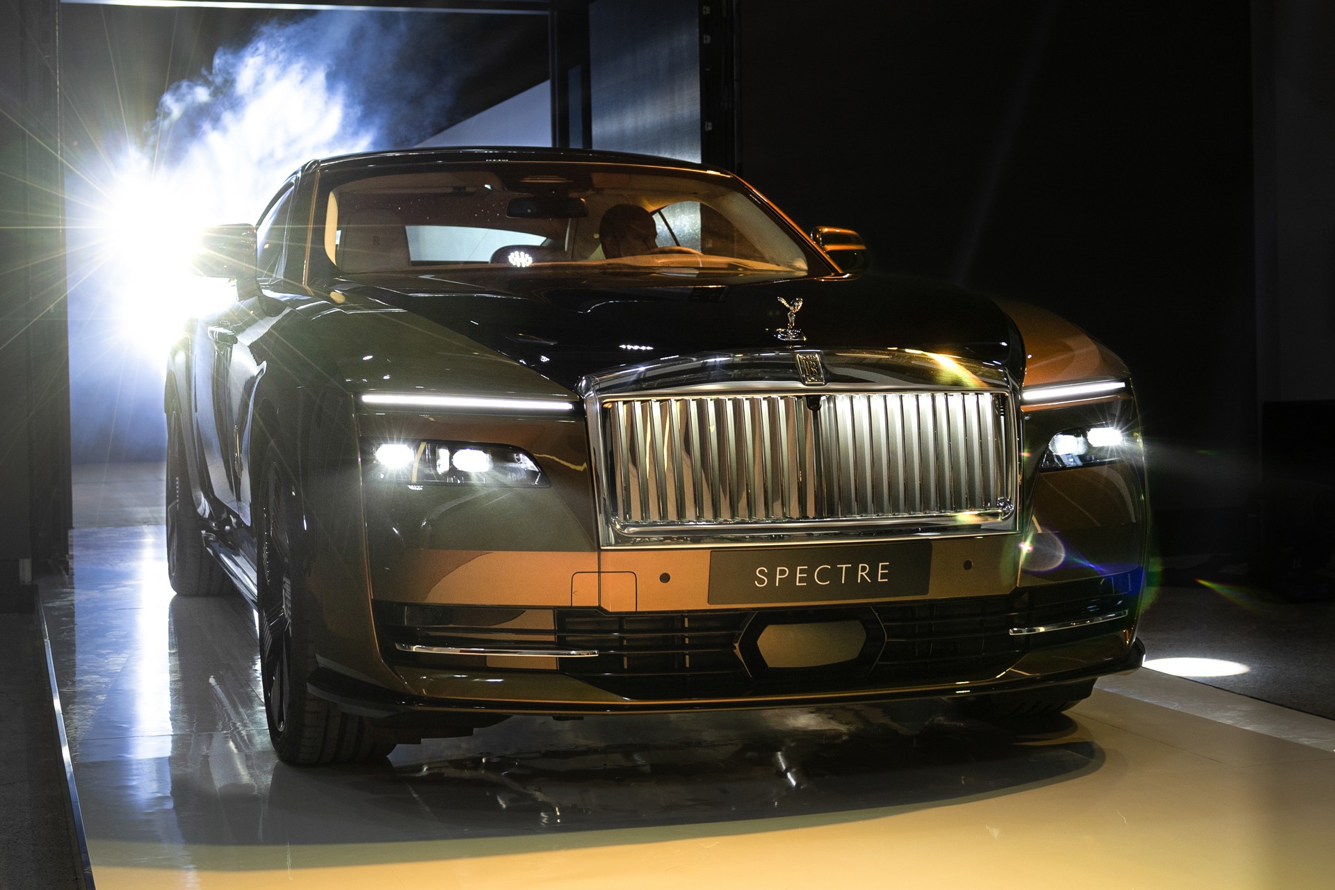 Cận cảnh mẫu xe siêu sang Rolls-Royce Spectre mới về Việt Nam- Ảnh 1.