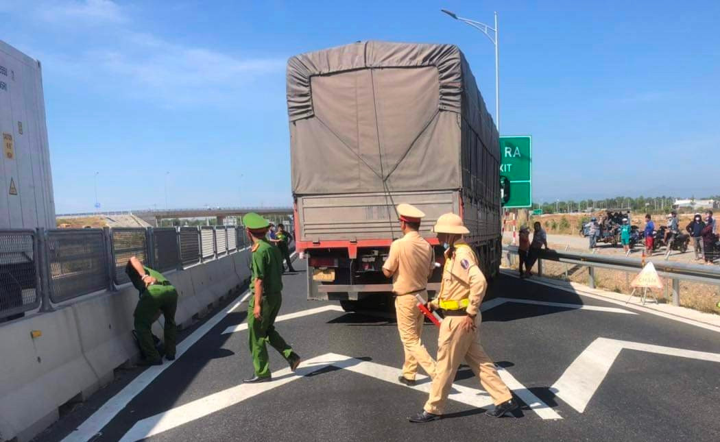 Khởi tố vụ án tài xế lao xe tải vào tổ CSGT trên cao tốc Vĩnh Hảo –Phan Thiết- Ảnh 3.
