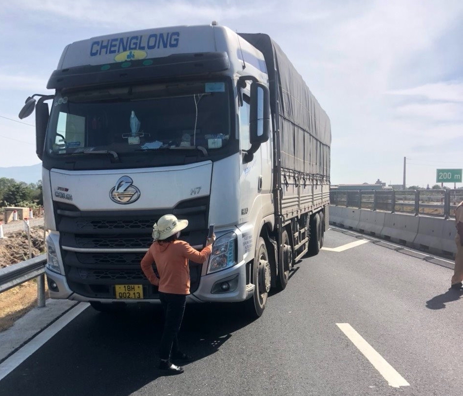 Khởi tố vụ án tài xế lao xe tải vào tổ CSGT trên cao tốc Vĩnh Hảo –Phan Thiết- Ảnh 1.