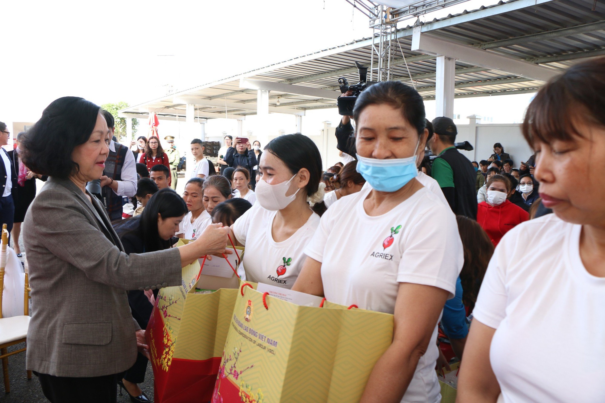 Trưởng ban Tổ chức Trung ương Trương Thị Mai thăm, tặng quà Tết cho công nhân ở Lâm Đồng- Ảnh 4.