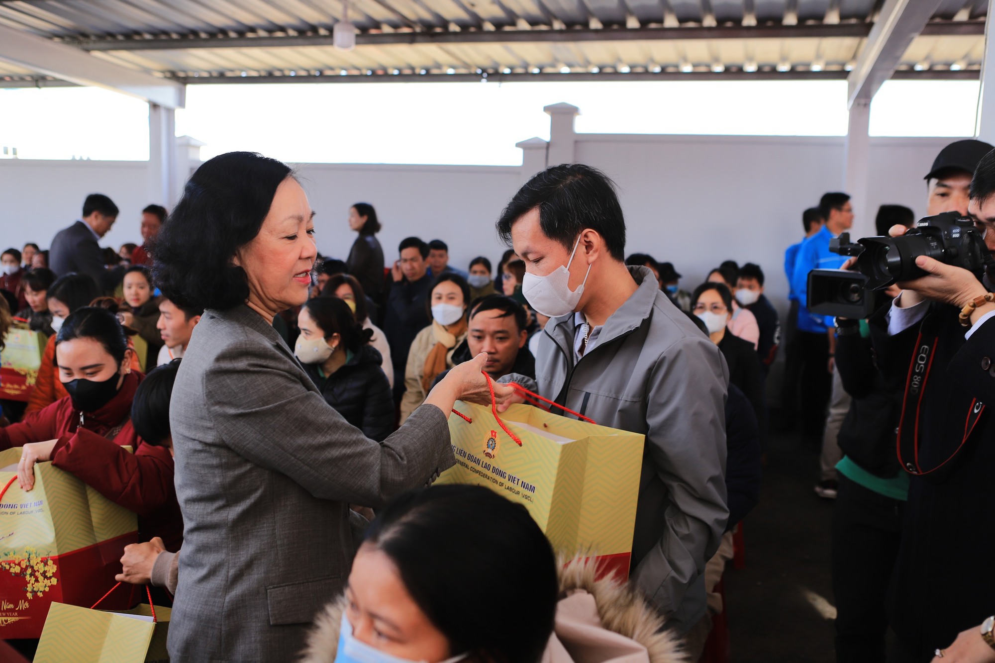 Trưởng ban Tổ chức Trung ương Trương Thị Mai thăm, tặng quà Tết cho công nhân ở Lâm Đồng- Ảnh 3.
