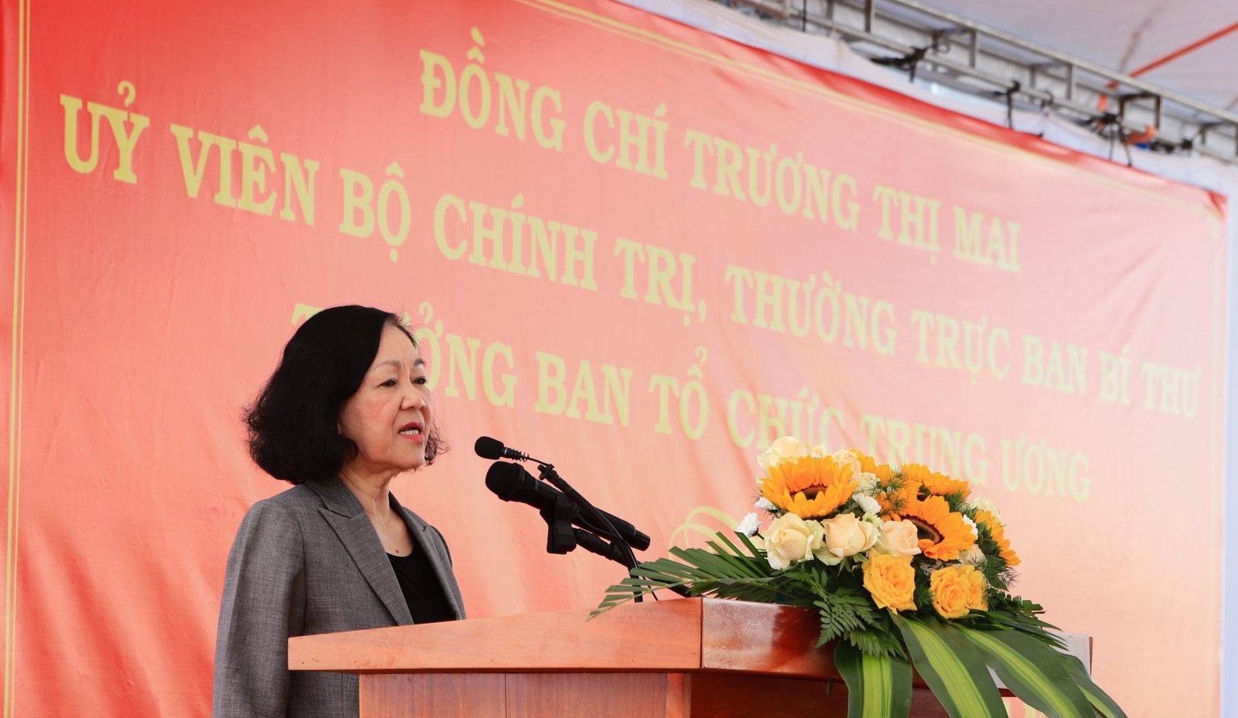 Trưởng ban Tổ chức Trung ương Trương Thị Mai thăm, tặng quà Tết cho công nhân ở Lâm Đồng- Ảnh 2.