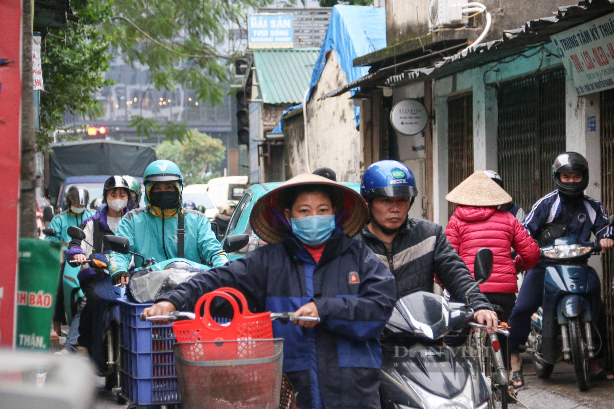 Mòn mỏi chờ dự án triển khai, người dân Hà Nội chật vật di chuyển trên con đường chi chít "ổ voi ổ gà"- Ảnh 4.
