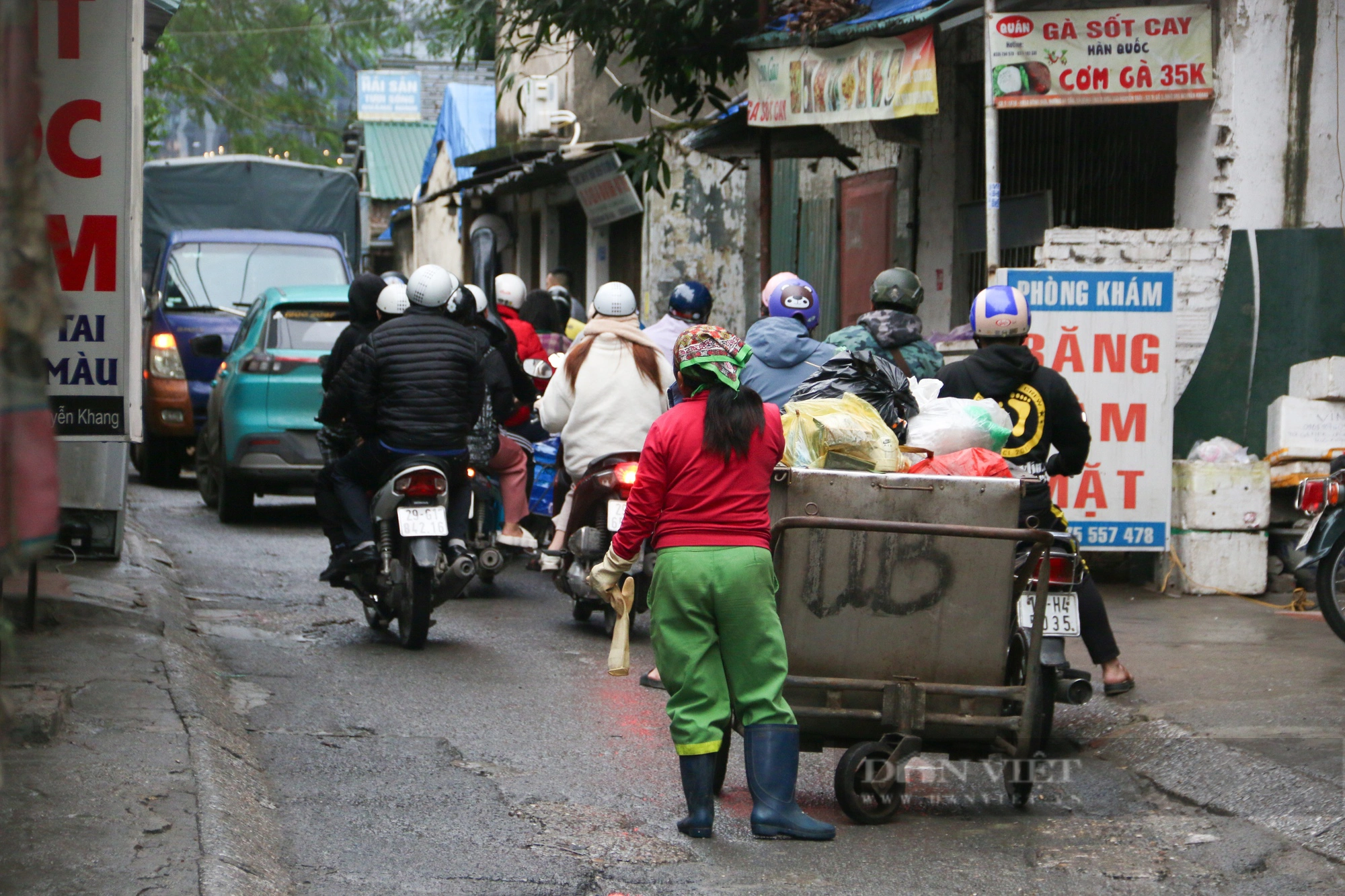 Mòn mỏi chờ dự án triển khai, người dân Hà Nội chật vật di chuyển trên con đường chi chít "ổ voi ổ gà"- Ảnh 6.