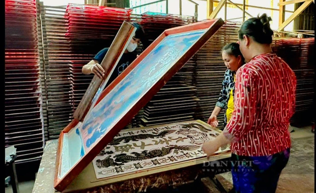 Làng nghề vẽ tranh trên kính gần trăm năm ở An Giang tất bật sản xuất hàng Tết- Ảnh 4.