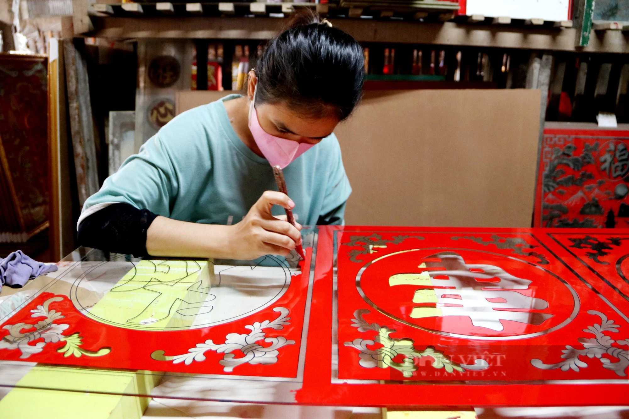 Làng nghề vẽ tranh trên kính gần trăm năm ở An Giang tất bật sản xuất hàng Tết- Ảnh 1.
