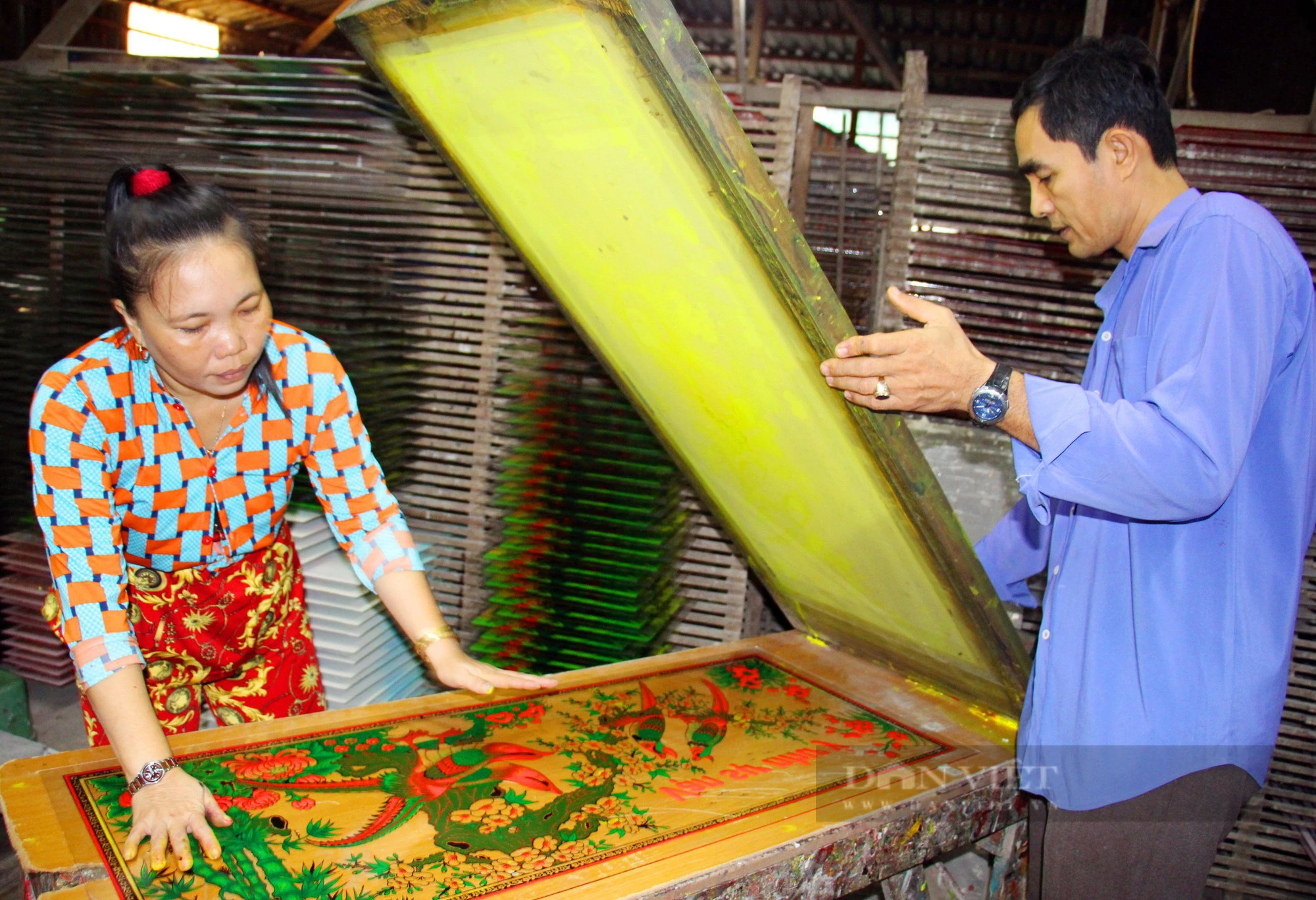 Làng nghề vẽ tranh trên kính gần trăm năm ở An Giang tất bật sản xuất hàng Tết- Ảnh 2.