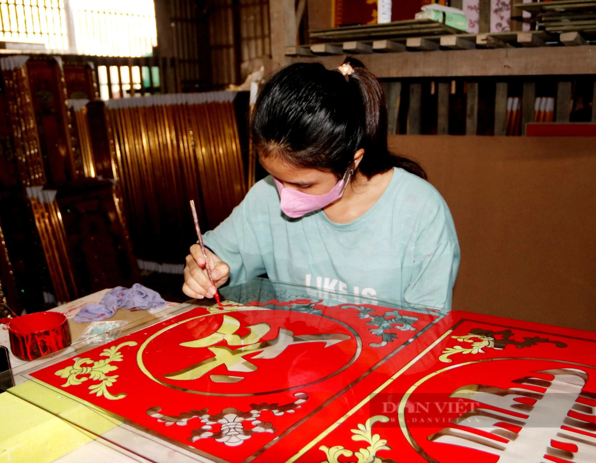 Làng nghề vẽ tranh trên kính gần trăm năm ở An Giang tất bật sản xuất hàng Tết- Ảnh 5.