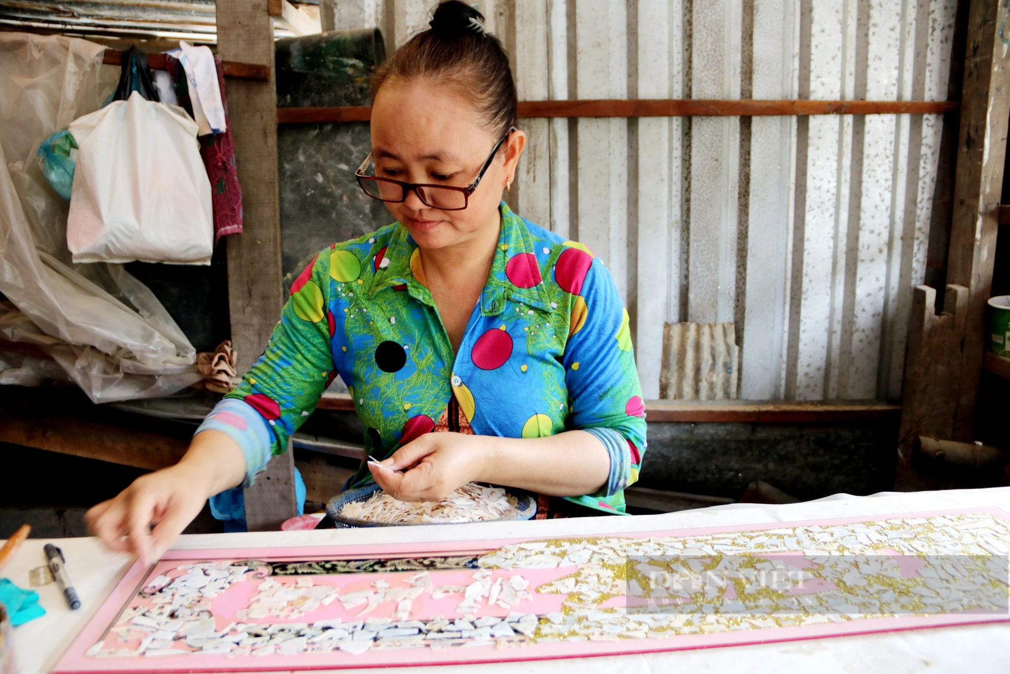 Làng nghề vẽ tranh trên kính gần trăm năm ở An Giang tất bật sản xuất hàng Tết- Ảnh 6.
