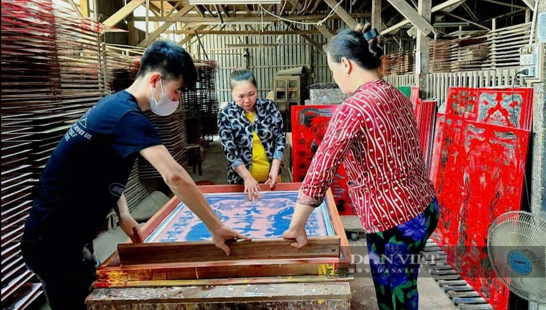 Làng nghề vẽ tranh trên kính gần trăm năm ở An Giang tất bật sản xuất hàng Tết- Ảnh 12.