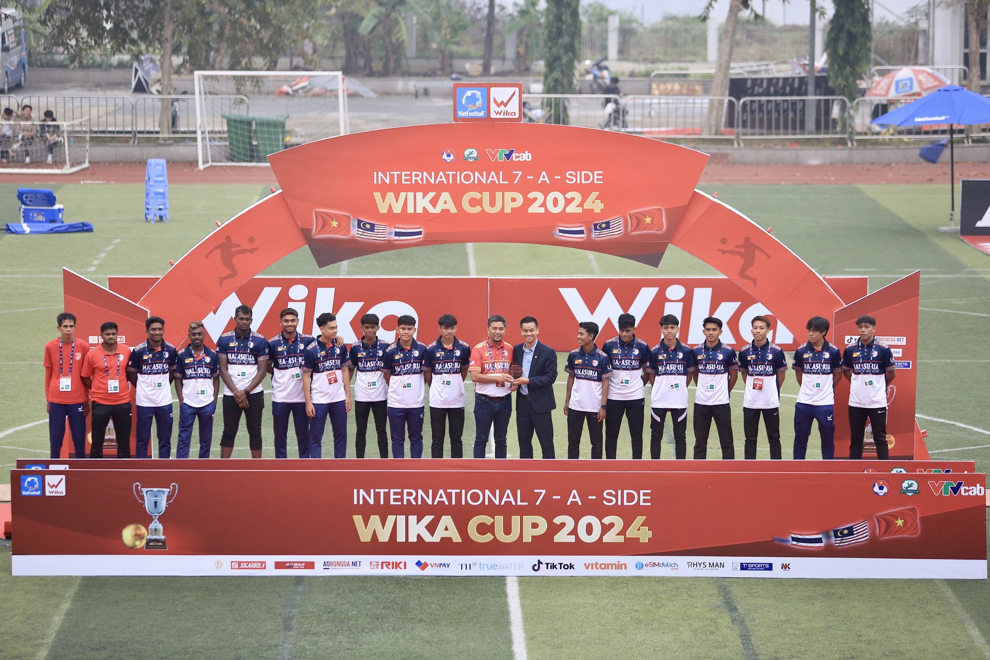 CLB Đại Từ thắng "nghẹt thở" CLB Thái Lan, giành ngôi á quân Giải bóng đá 7 người quốc tế  2024- Ảnh 6.