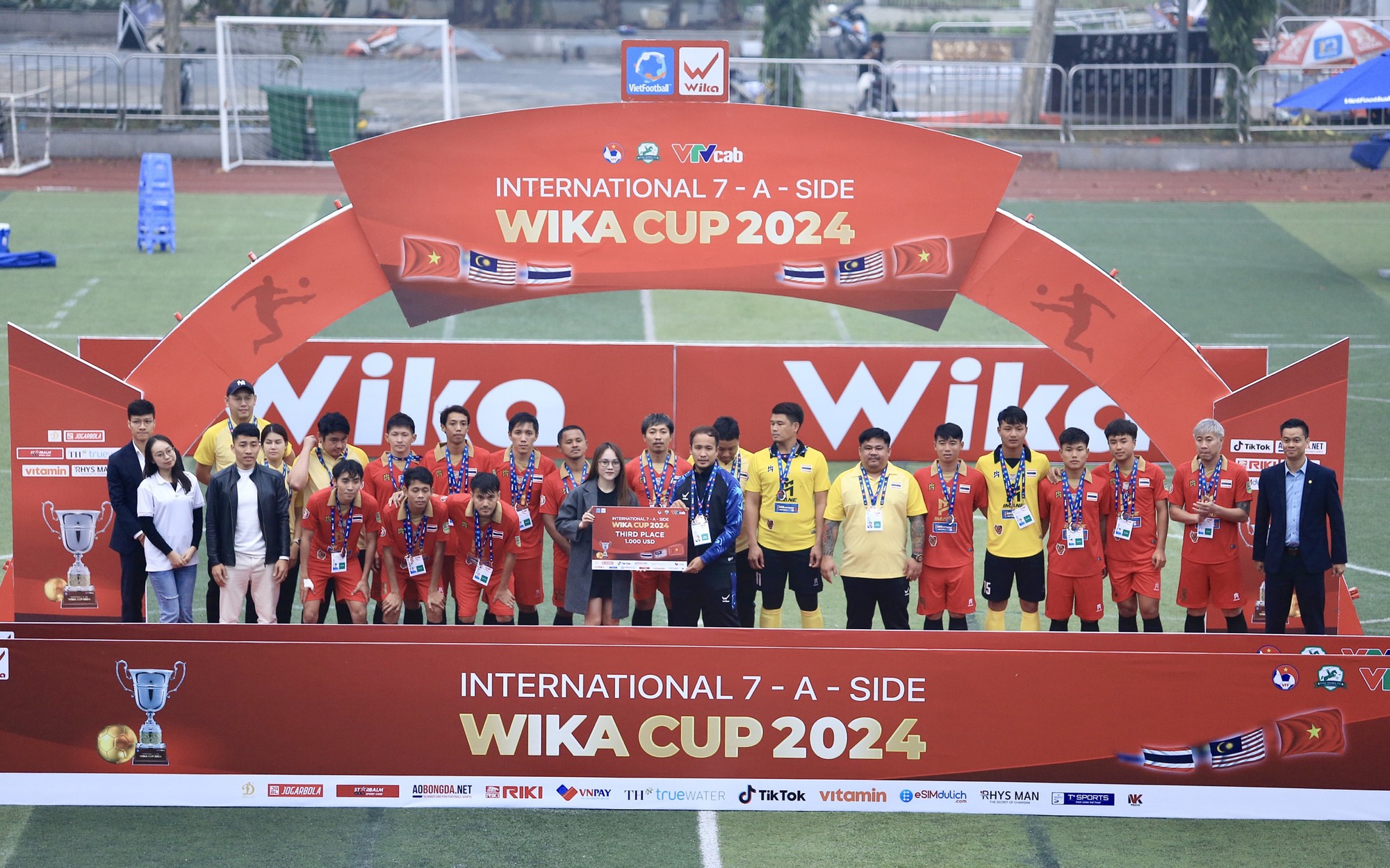CLB Đại Từ thắng "nghẹt thở" CLB Thái Lan, giành ngôi á quân Giải bóng đá 7 người quốc tế  2024- Ảnh 5.