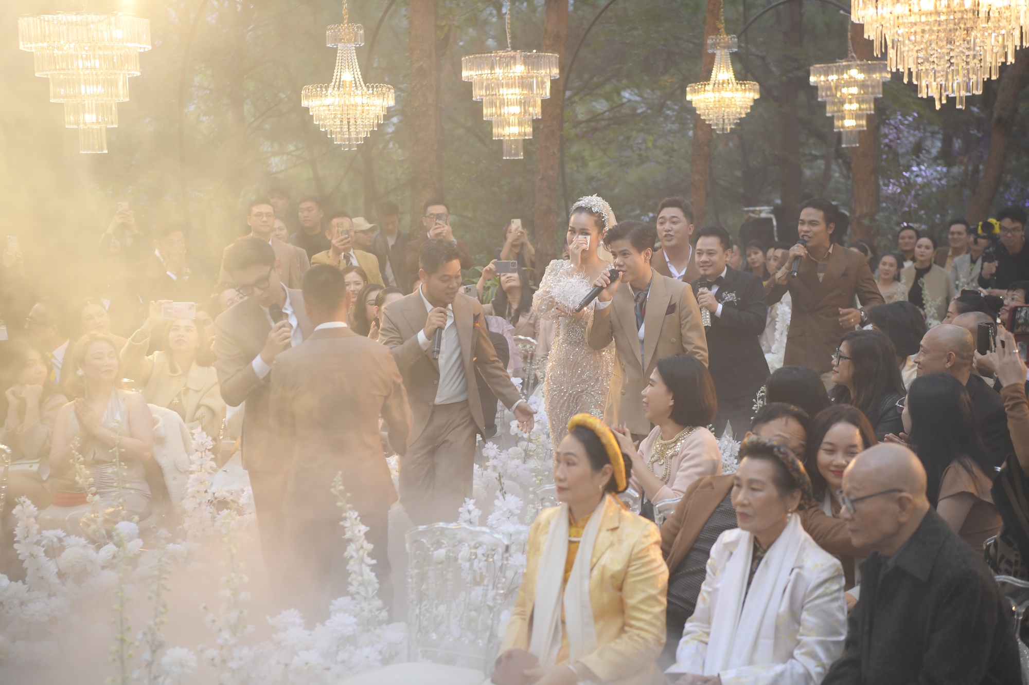 Con gái MC Anh Tuấn lần đầu lộ diện, chiếm spotligh trong tiệc cưới Nguyễn Đức Cường – Vũ Hạnh Nguyên- Ảnh 18.