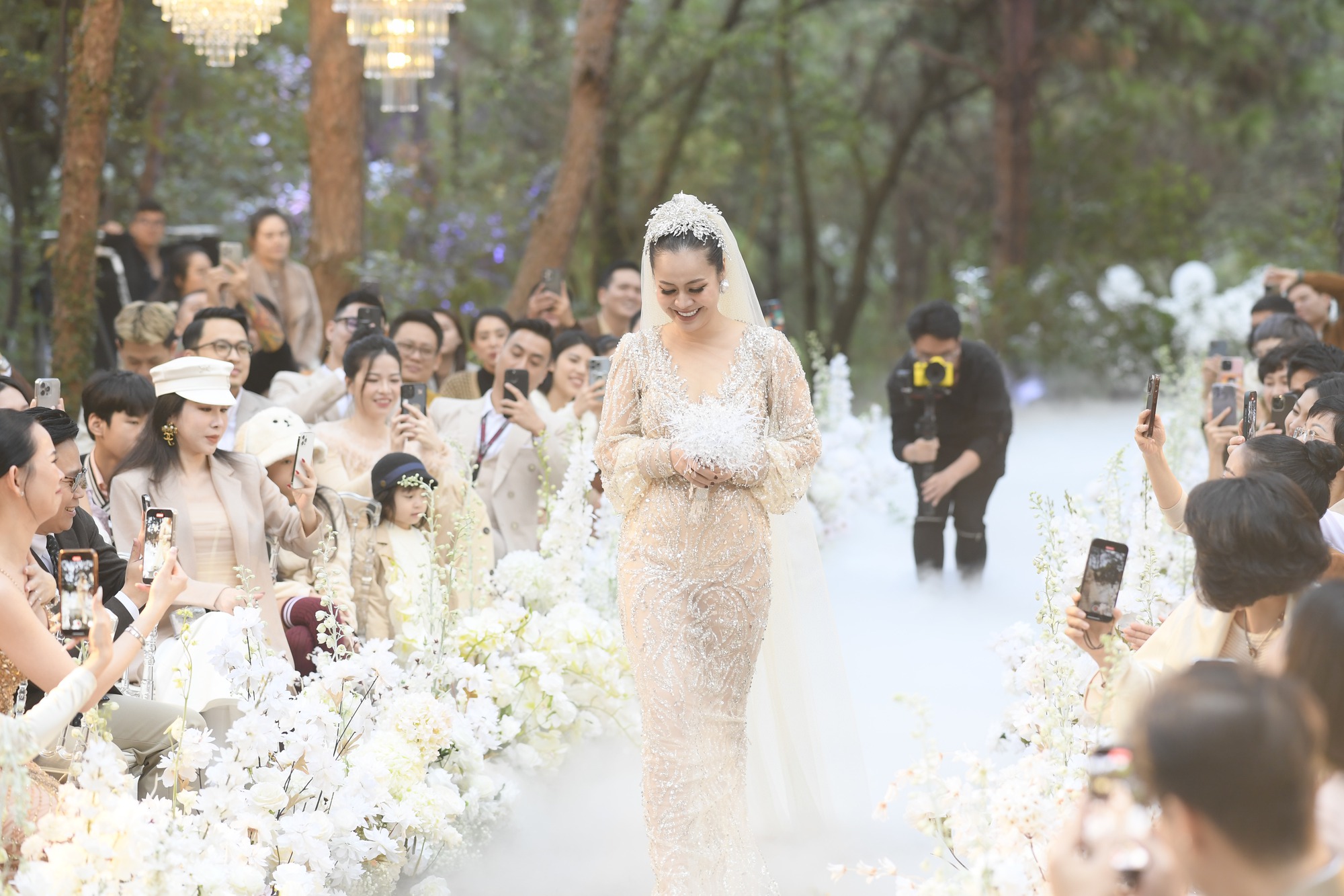 Con gái MC Anh Tuấn lần đầu lộ diện, chiếm spotligh trong tiệc cưới Nguyễn Đức Cường – Vũ Hạnh Nguyên- Ảnh 10.