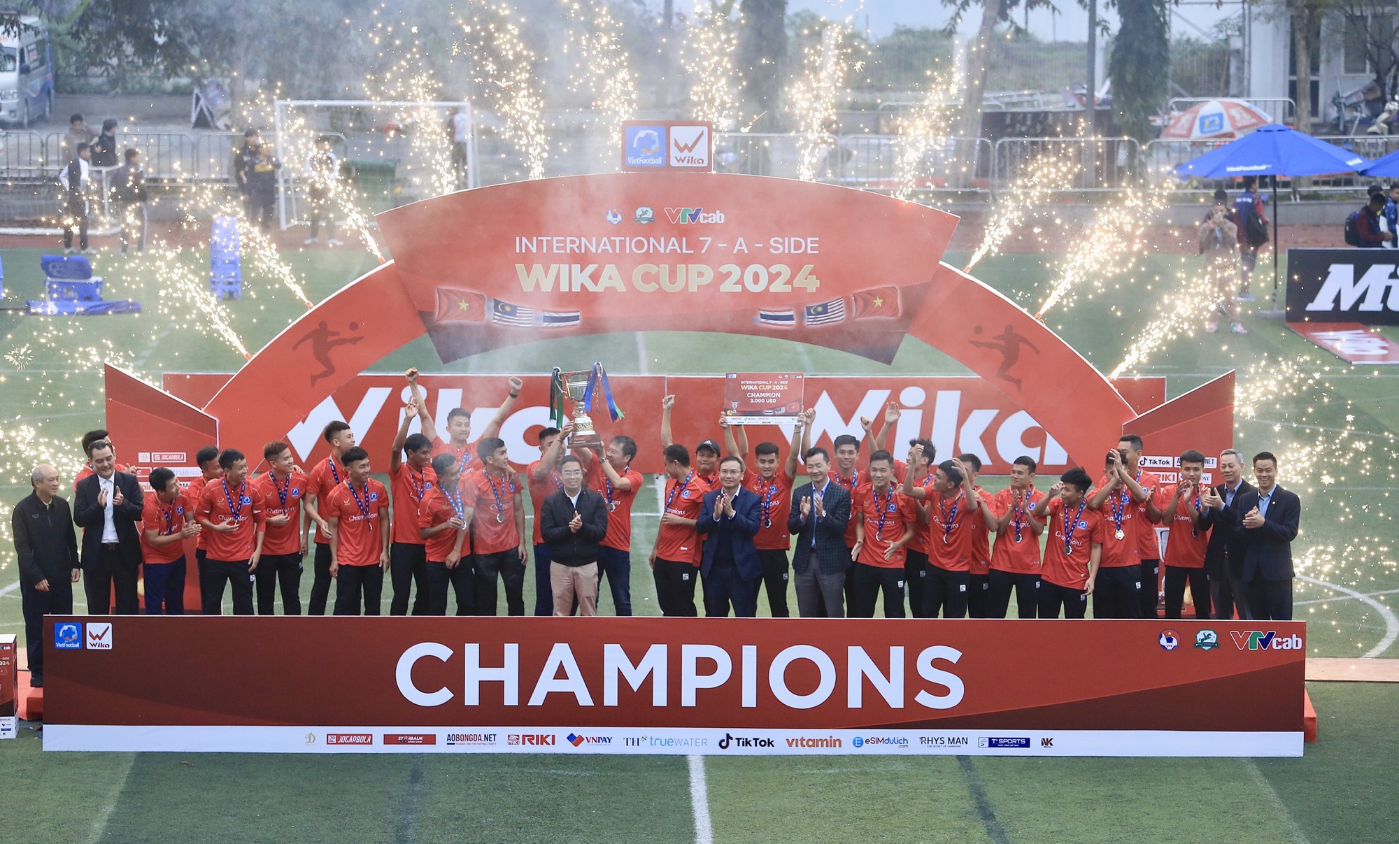 CLB Đại Từ thắng "nghẹt thở" CLB Thái Lan, giành ngôi á quân Giải bóng đá 7 người quốc tế  2024- Ảnh 3.