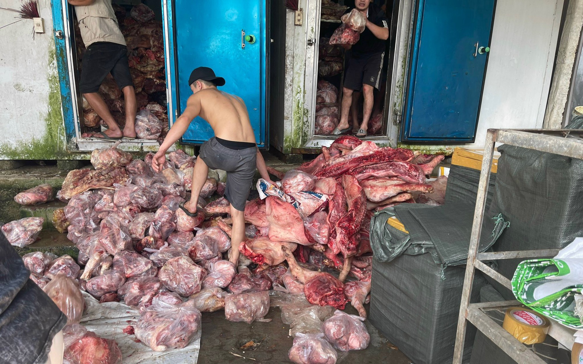 Phát hiện số lượng thịt lợn &quot;khủng&quot; bốc mùi hôi thối tại kho thực phẩm đông lạnh, không rõ nguồn gốc
