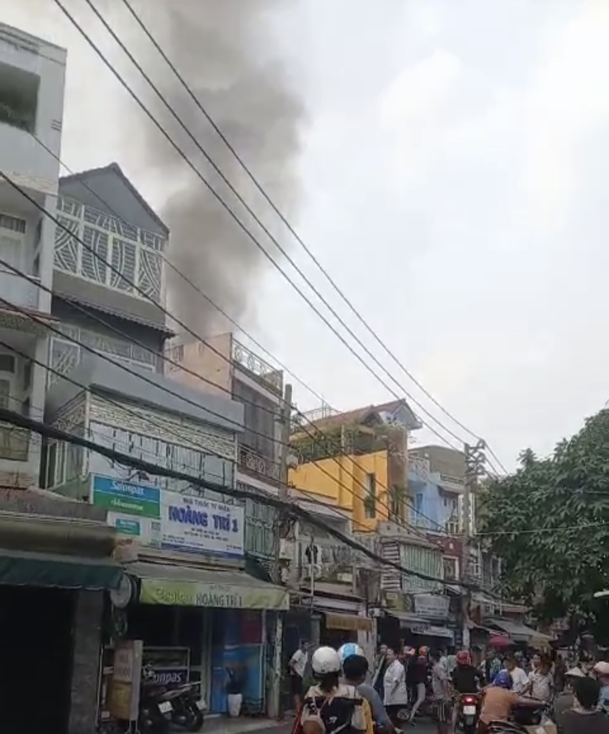 Cảnh sát kịp thời cứu 1 người ra khỏi đám cháy do chập điện máy giặt- Ảnh 1.