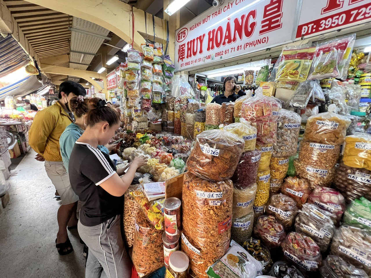 Bánh mứt Tết được bày trí bắt mắt ở chợ Bình Tây (quận 6, TP HCM)   Ảnh: NGUYỄN HẢI