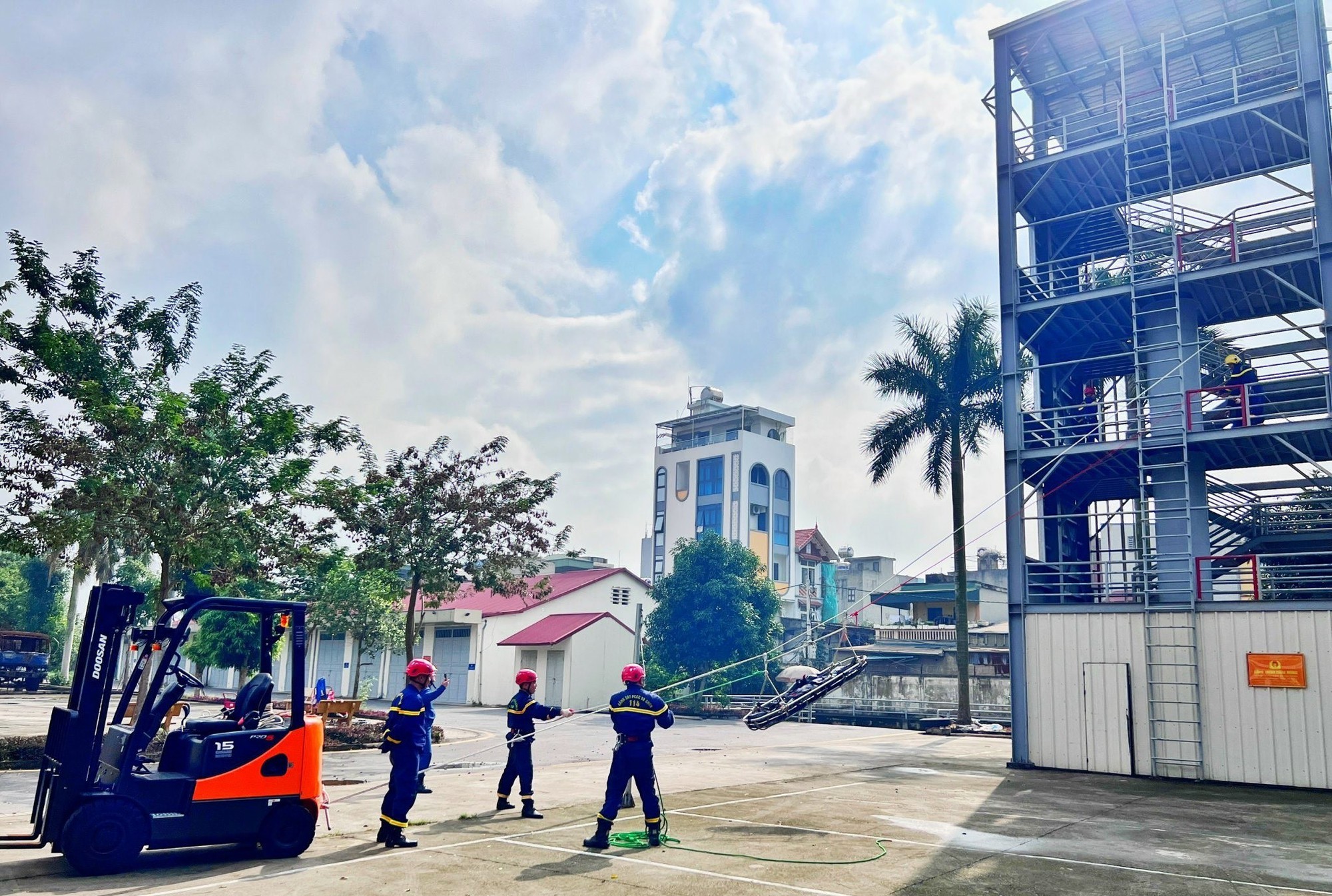 JICA hỗ trợ nâng cao năng lực cho lực lượng cảnh sát phòng cháy chữa cháy, cứu nạn cứu hộ Việt Nam- Ảnh 1.