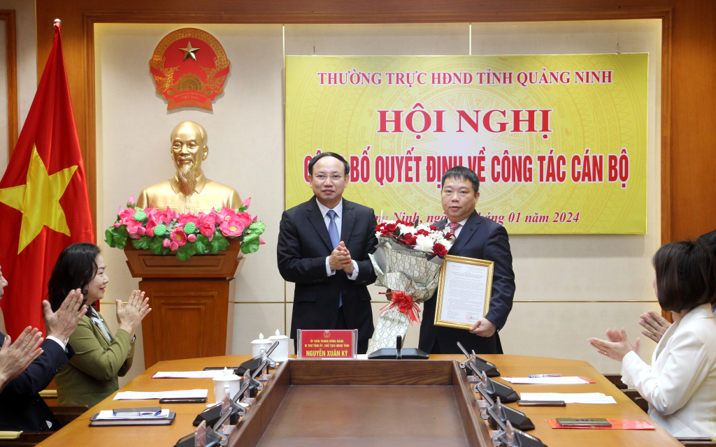 Bí thư và Chủ tịch Quảng Ninh trao quyết định công tác cho hàng loạt cán bộ chủ chốt- Ảnh 1.