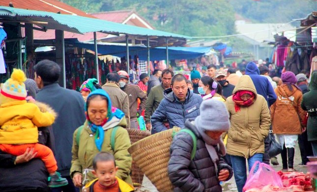 Có một cái chợ ở Nghệ An bán la liệt nông sản của hai nước Việt-Lào, khách ra vào đều có thẻ- Ảnh 5.