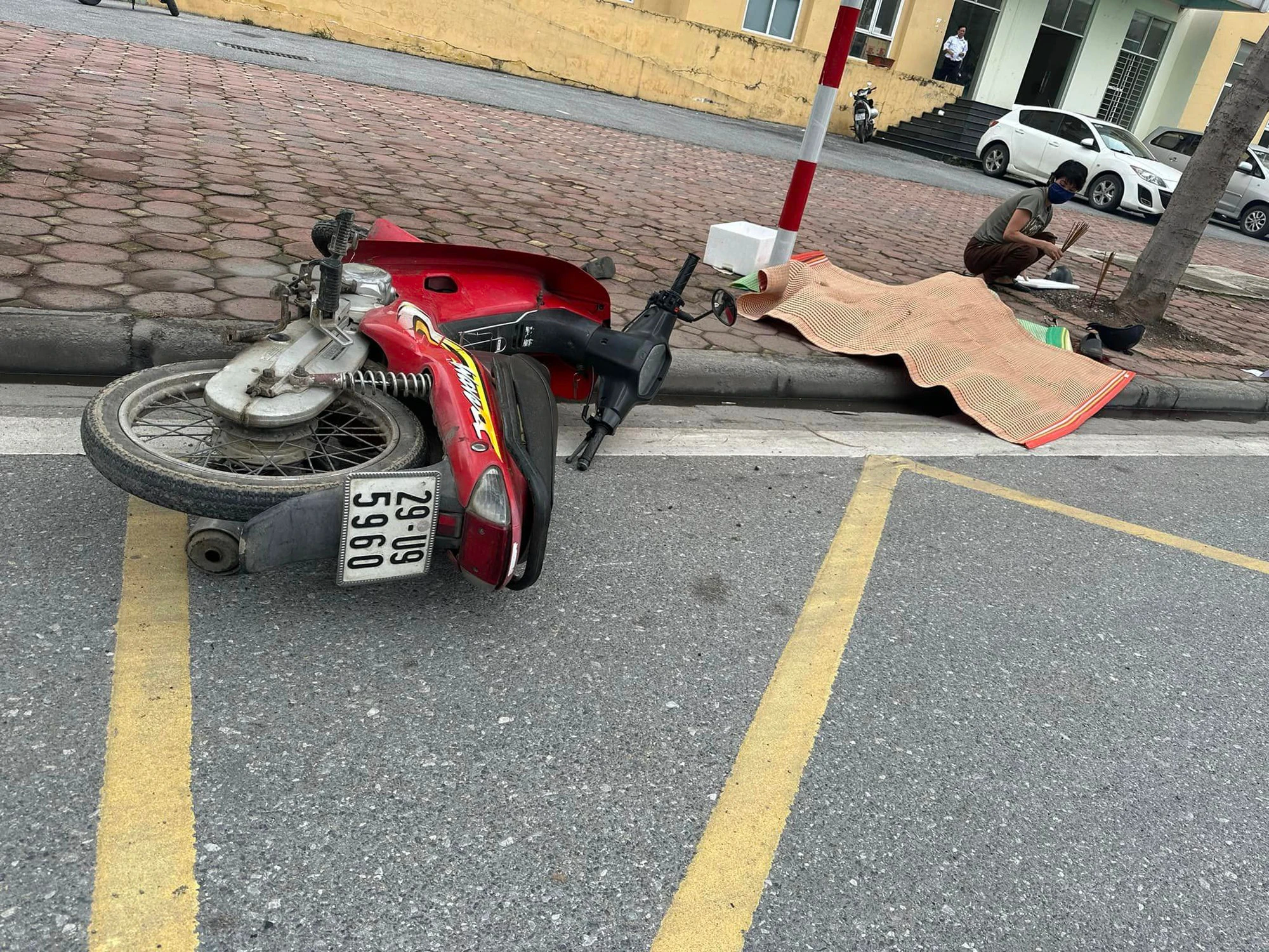 Đi xe máy tự ngã ra vỉa hè ở Hà Nội, một phụ nữ tử vong- Ảnh 1.