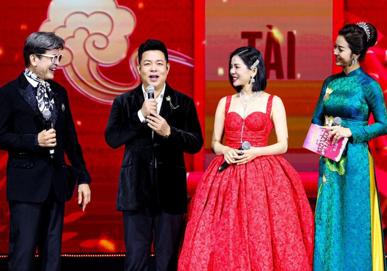 NSƯT Hoài Linh bất ngờ tái xuất trong chương trình hài Tết Nguyên đán 2024 - Ảnh 5.