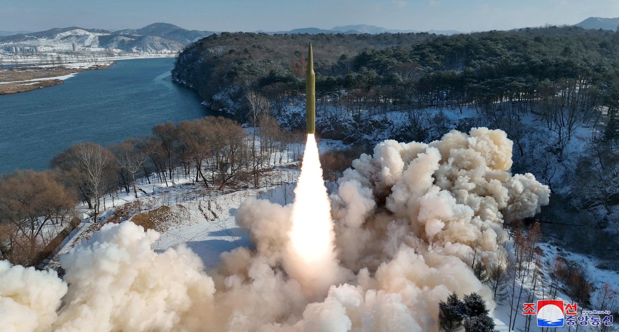 Hình ảnh báo chí 24h: Triều Tiên tuyên bố thử thành công tên lửa đạn đạo cơ động siêu thanh- Ảnh 2.