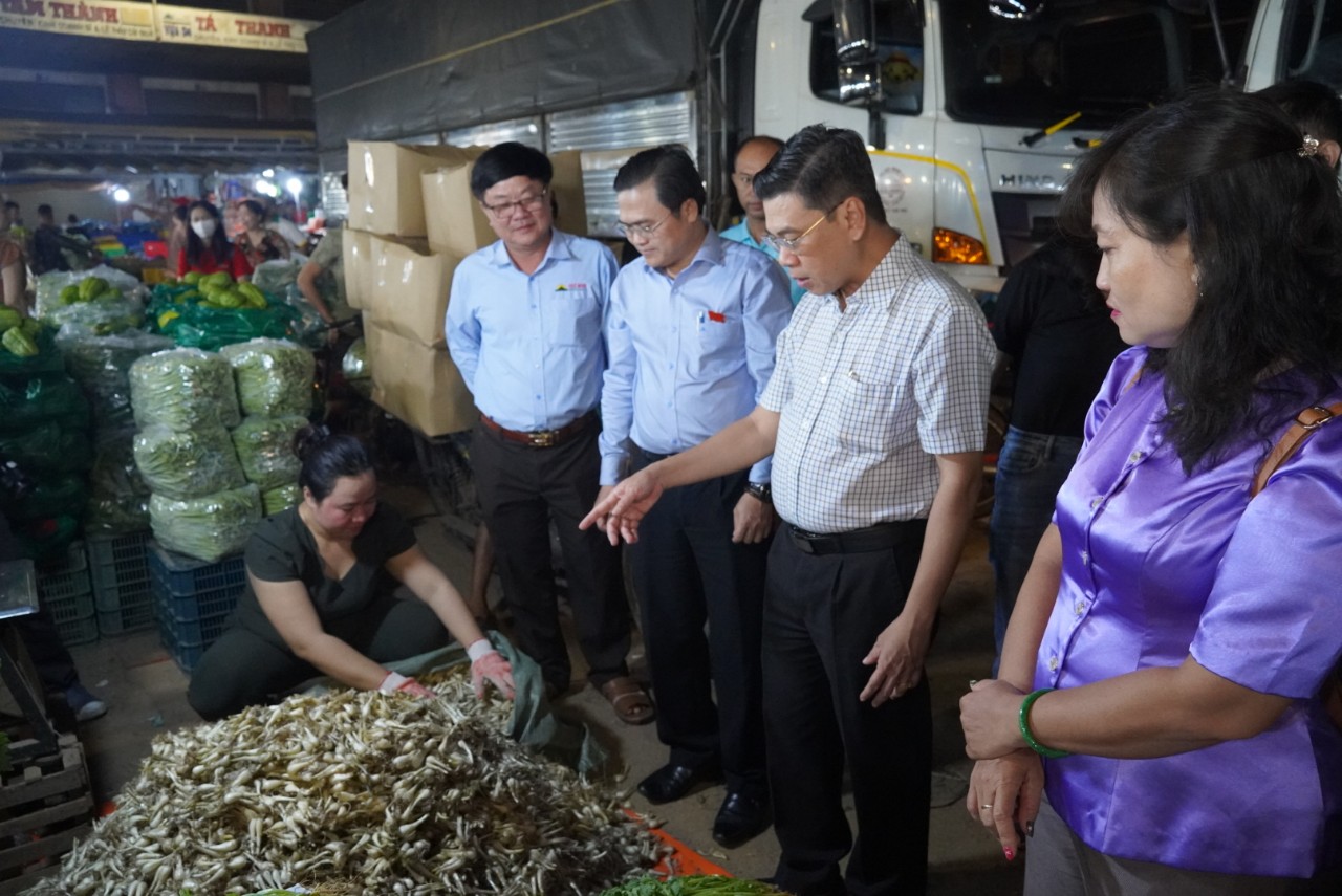 Những mặt hàng nào giảm giá dịp cận Tết ở chợ đầu mối thực phẩm lớn nhất TP.HCM?- Ảnh 2.