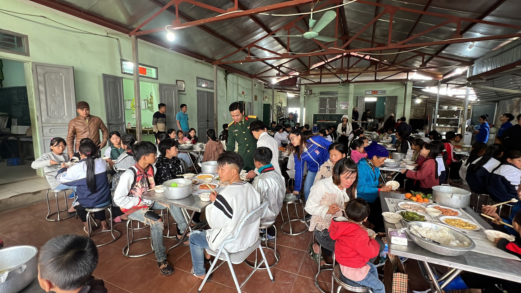 Áo ấm cho em: Tặng hàng trăm suất quà cho học sinh vùng cao ở Lai Châu- Ảnh 3.