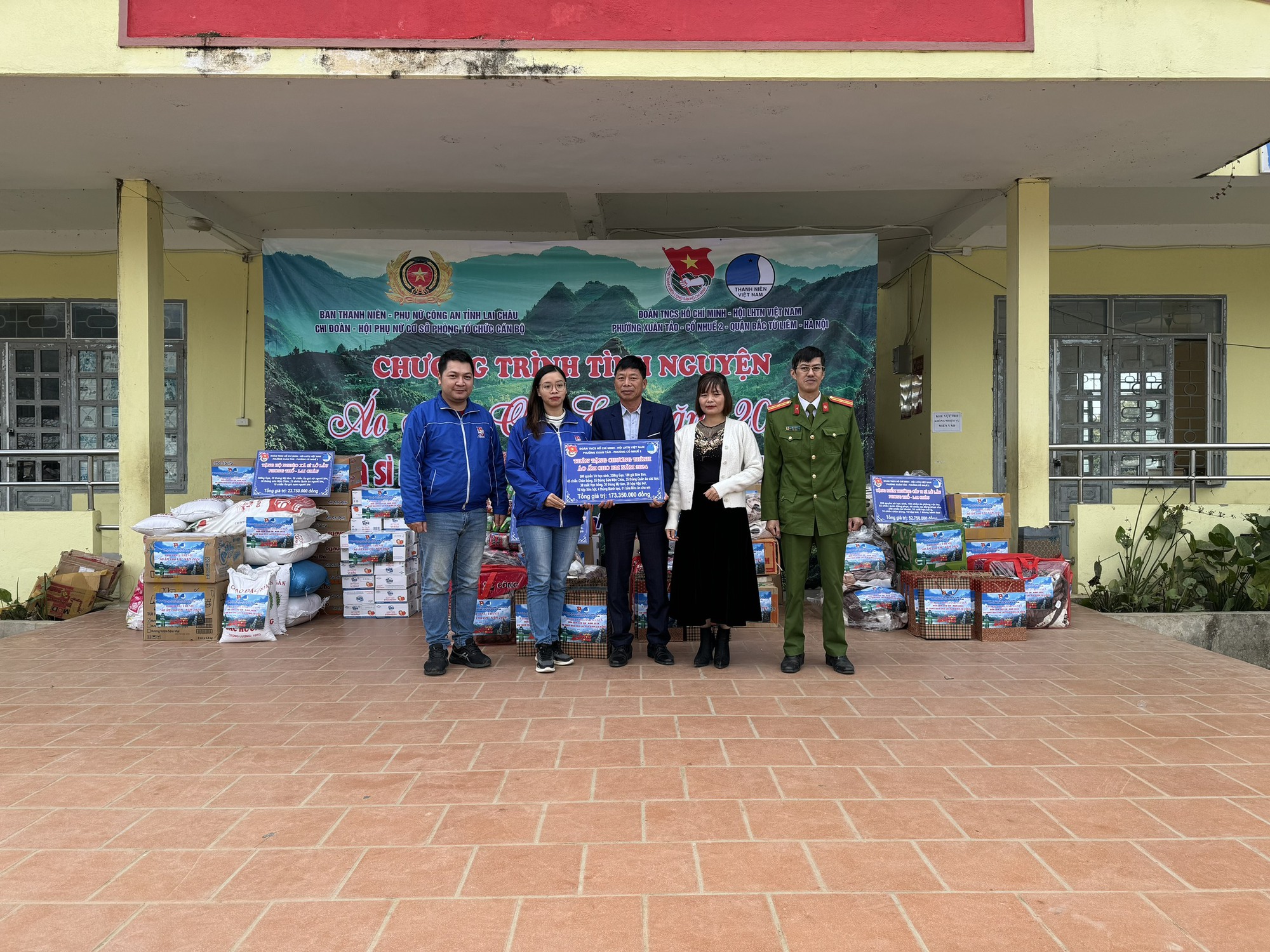Áo ấm cho em: Tặng hàng trăm suất quà cho học sinh vùng cao ở Lai Châu- Ảnh 2.