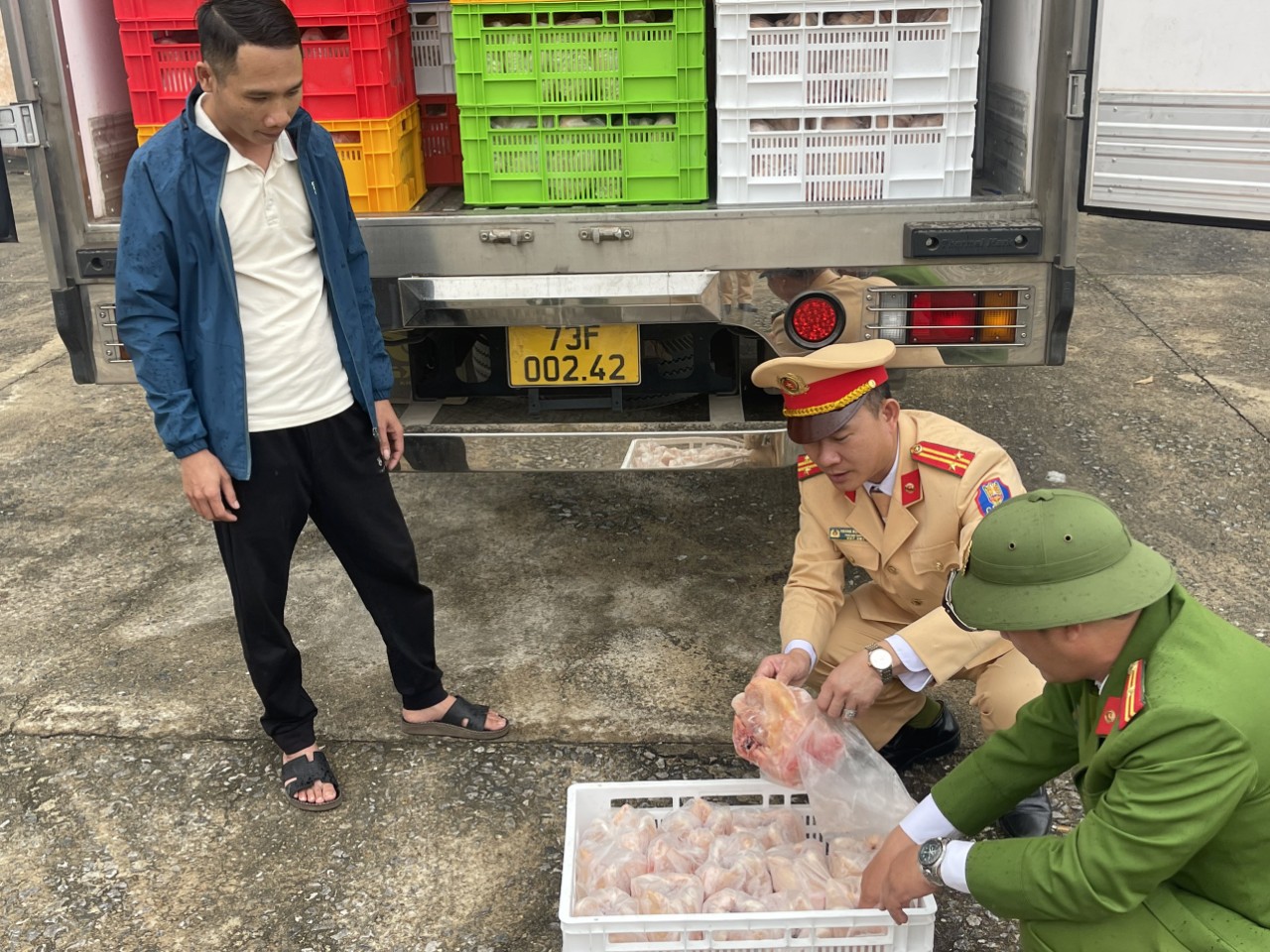 Cảnh sát Quảng Bình phát hiện tài xế chở gần 4 tấn gà đông lạnh không nguồn gốc- Ảnh 1.