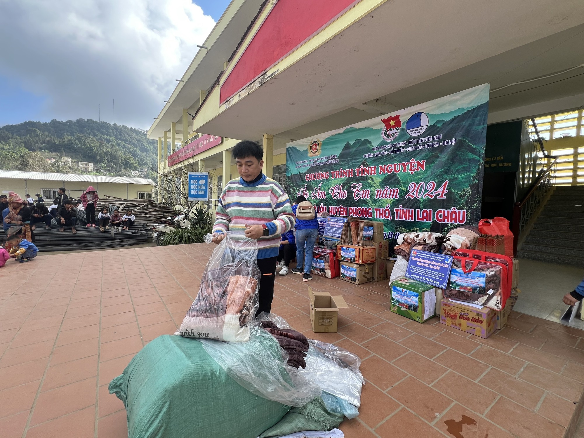 Áo ấm cho em: Tặng hàng trăm suất quà cho học sinh vùng cao ở Lai Châu- Ảnh 8.