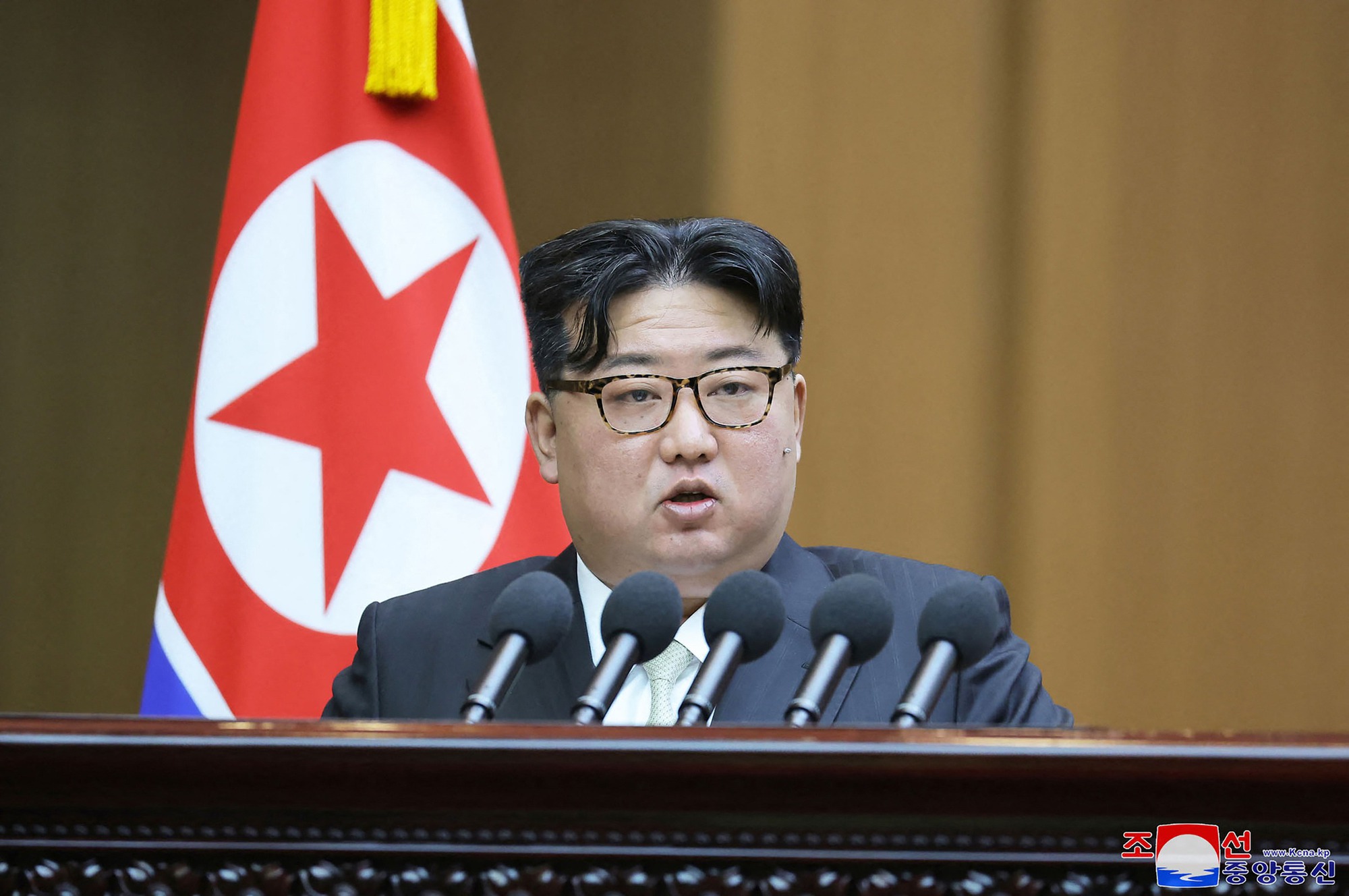 Hình ảnh báo chí 24h: Ông Kim Jong-un kêu gọi sửa Hiến pháp, coi Hàn Quốc là "quốc gia thù địch số 1"- Ảnh 2.