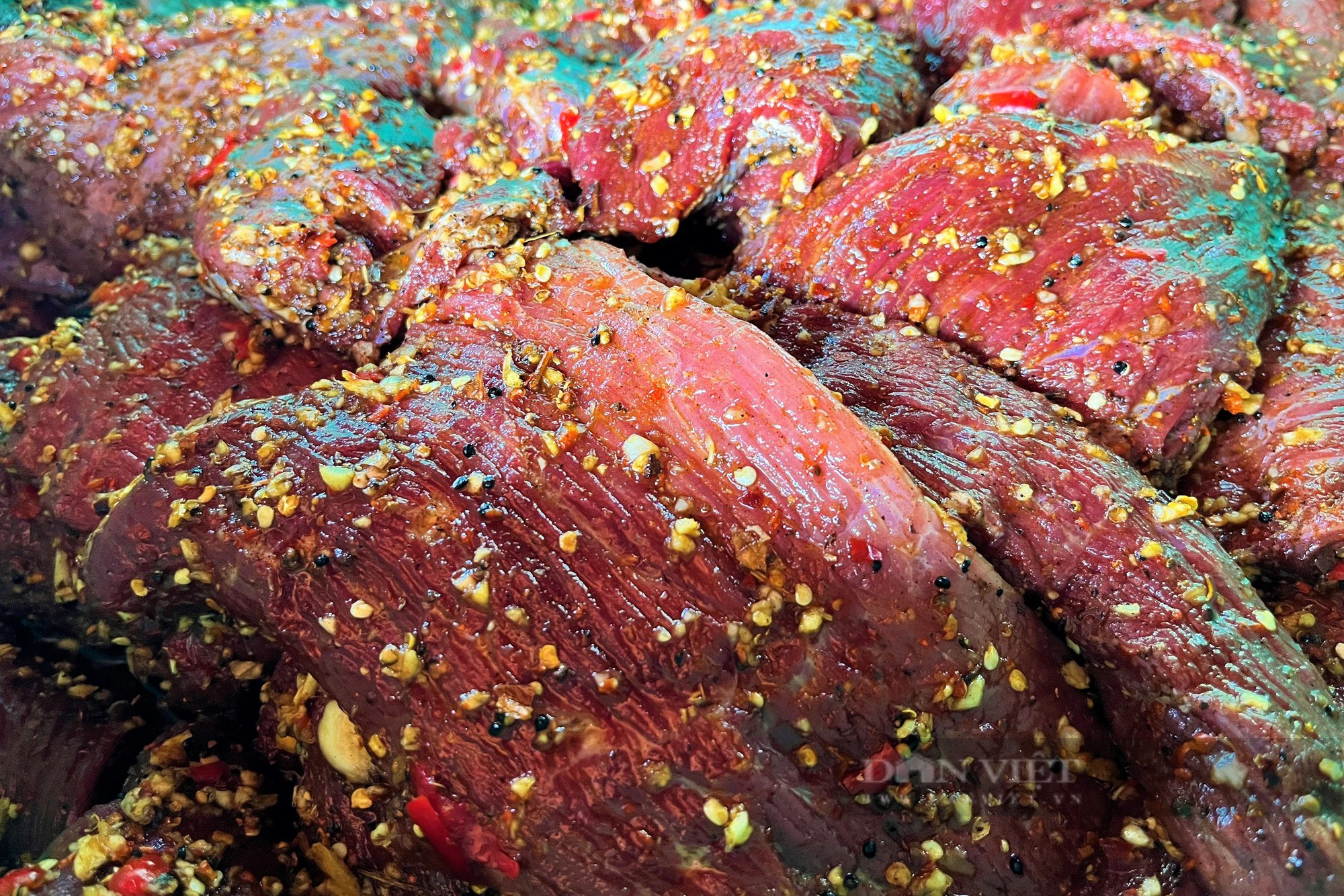 Bò giàng, thịt lợn gác bếp, vố số đặc sản vạn người mê của miền núi Nghệ An xuống phố bán dịp Tết- Ảnh 2.