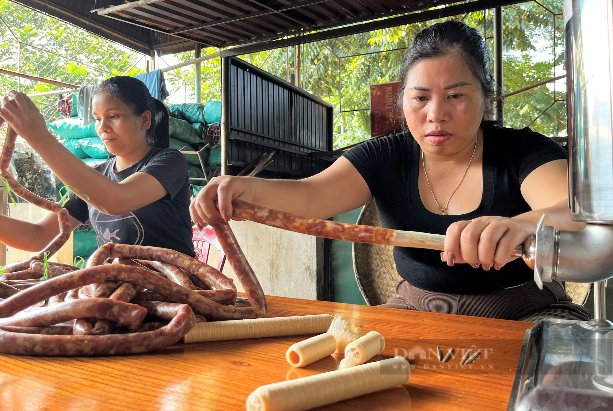Bò giàng, thịt lợn gác bếp, vố số đặc sản vạn người mê của miền núi Nghệ An xuống phố bán dịp Tết- Ảnh 3.