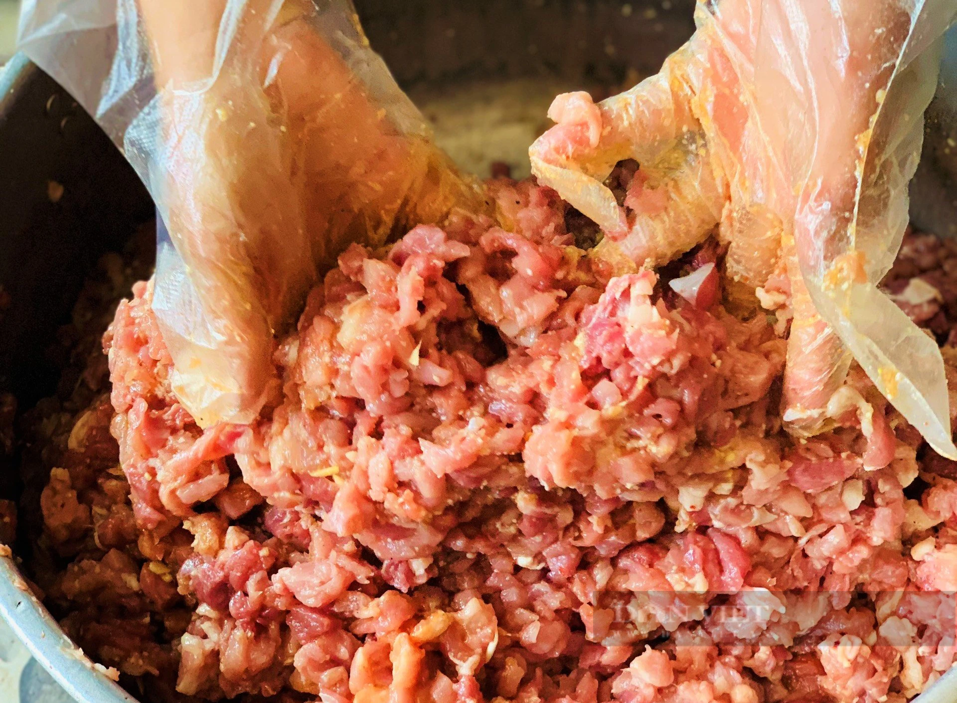 Bò giàng, thịt lợn gác bếp, vố số đặc sản vạn người mê của miền núi Nghệ An xuống phố bán dịp Tết- Ảnh 4.