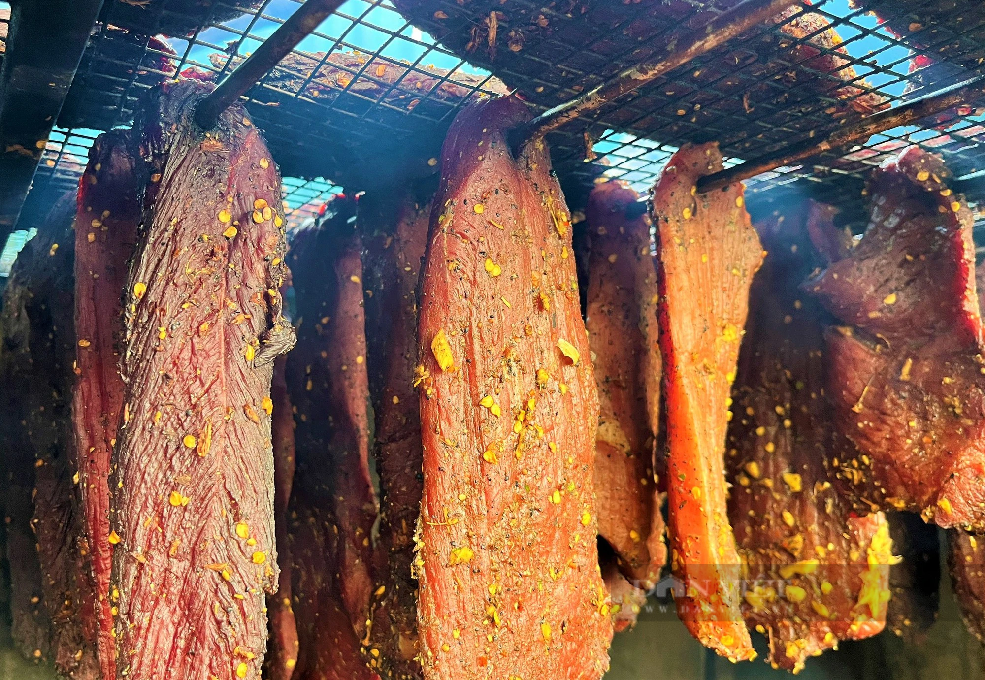 Bò giàng, thịt lợn gác bếp, vố số đặc sản vạn người mê của miền núi Nghệ An xuống phố bán dịp Tết- Ảnh 6.