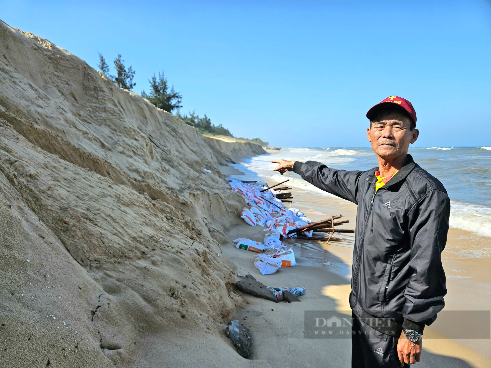 Quảng Bình: Ngư dân xót xa nhìn một trong những bờ biển đẹp nhất Đồng Hới xói lở dần- Ảnh 1.