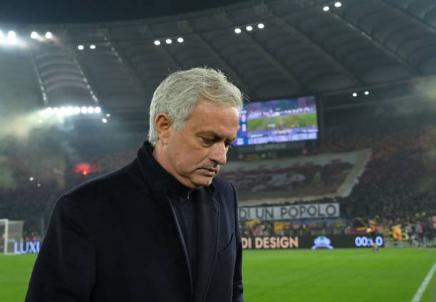 NÓNG: AS Roma bất ngờ sa thải HLV Jose Mourinho- Ảnh 1.