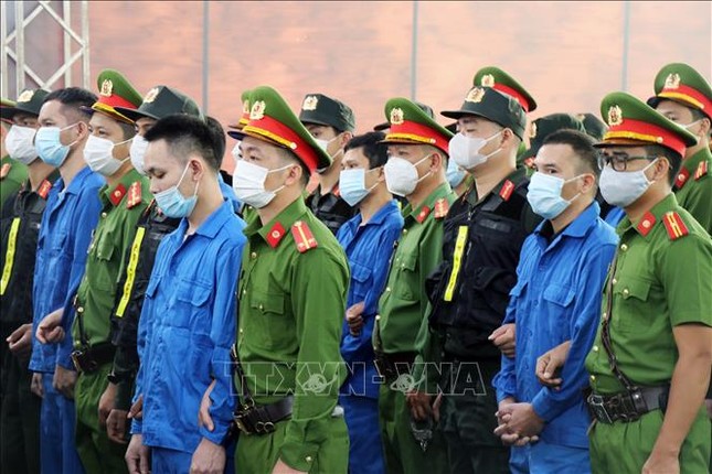 Đang xét xử 100 bị cáo trong vụ tấn công 2 trụ sở xã ở Đắk Lắk- Ảnh 2.