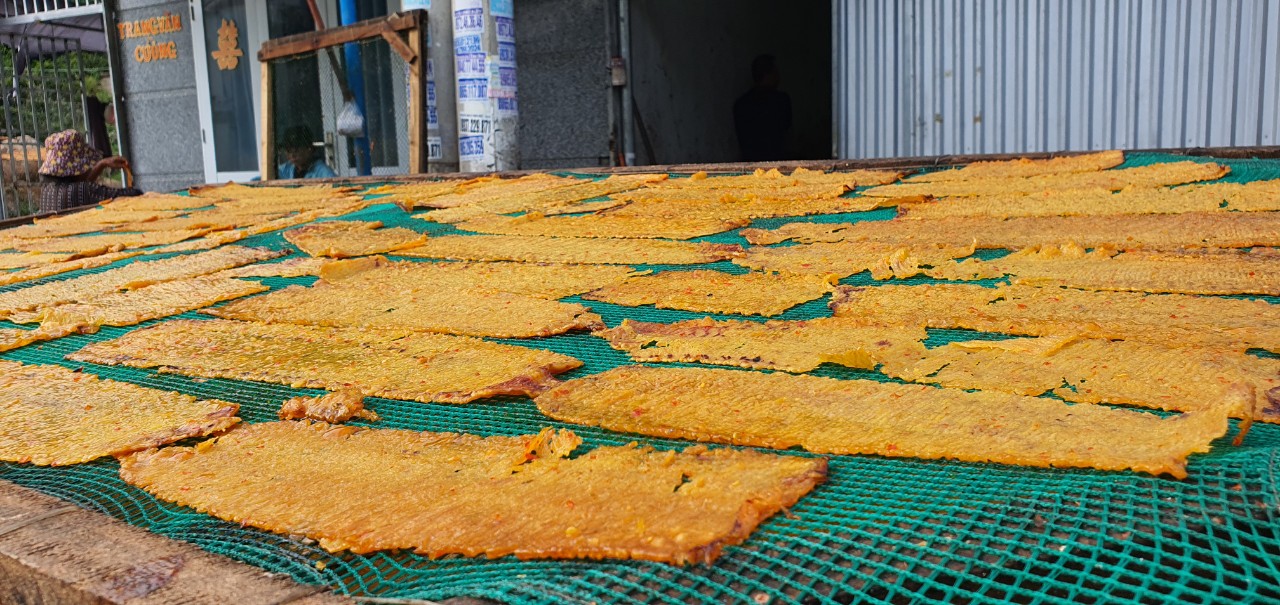 Cả làng nghề ở Khánh Hòa làm mực khô tẩm gia vị nổi tiếng, bán hút hàng- Ảnh 4.