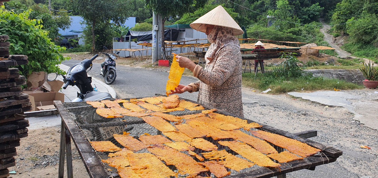 Cả làng nghề ở Khánh Hòa làm mực khô tẩm gia vị nổi tiếng, bán hút hàng- Ảnh 2.